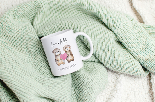 Süße Otter Tasse auf einem mintgrünen Strickpulli fotografiert