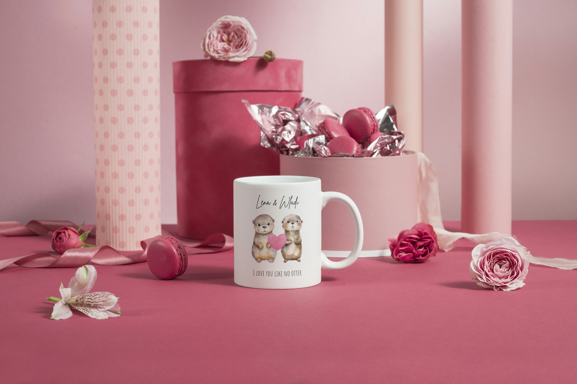 Süß Otter Tasse neben Valentinstags Deko in rosa und pink