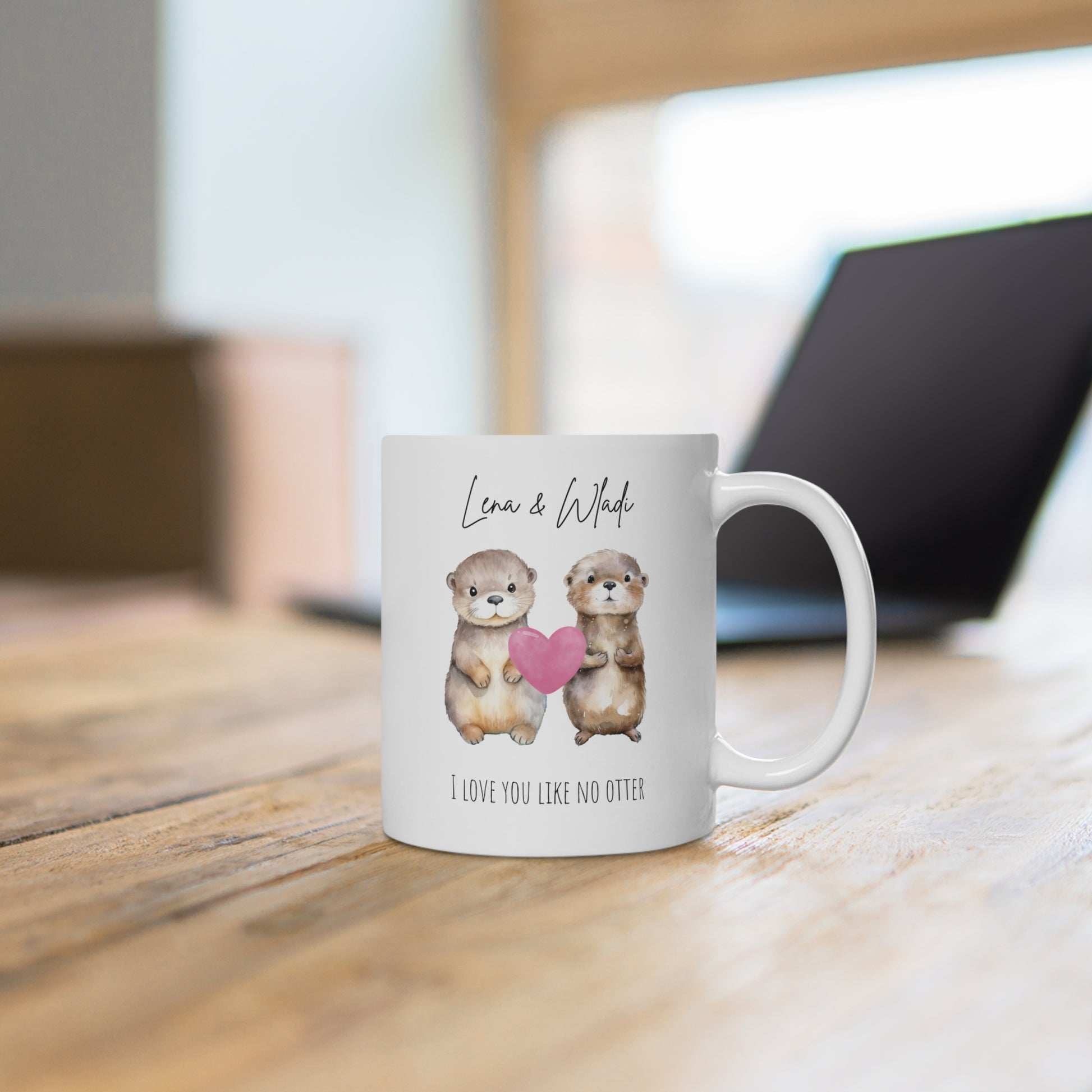 Personalisierbare Otter Tasse auf einem Holzschreibtisch fotografiert