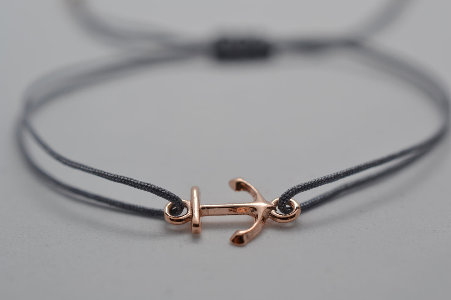 Nahaufnahme Anker Armband roségold mit grauem Band