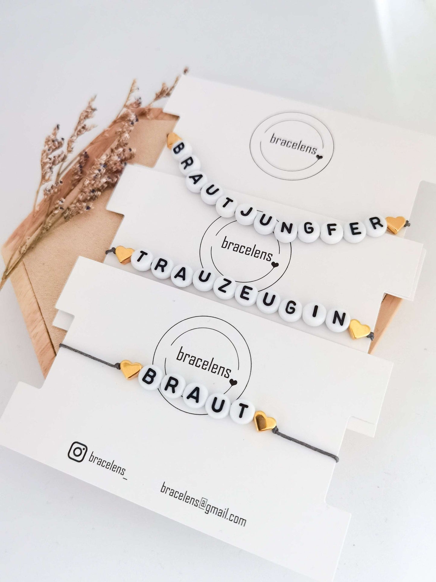 JGA Armband für Braut, Trauzeugin und Brautjungfer mit grauem Band und goldenen Herzen