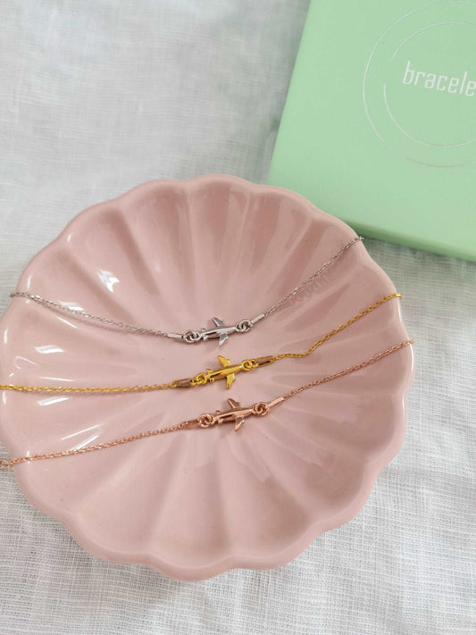 Flugzeug Armkettchen in roségold, gold und silber in rosa Schmuckschale