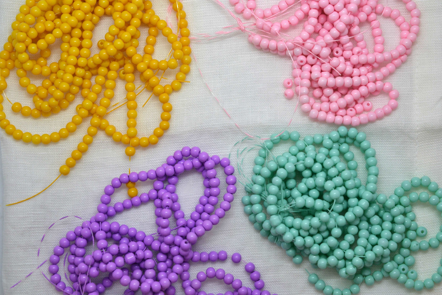 Farbauswahl Glasperlenarmband gelb, lila. rosa, mint
