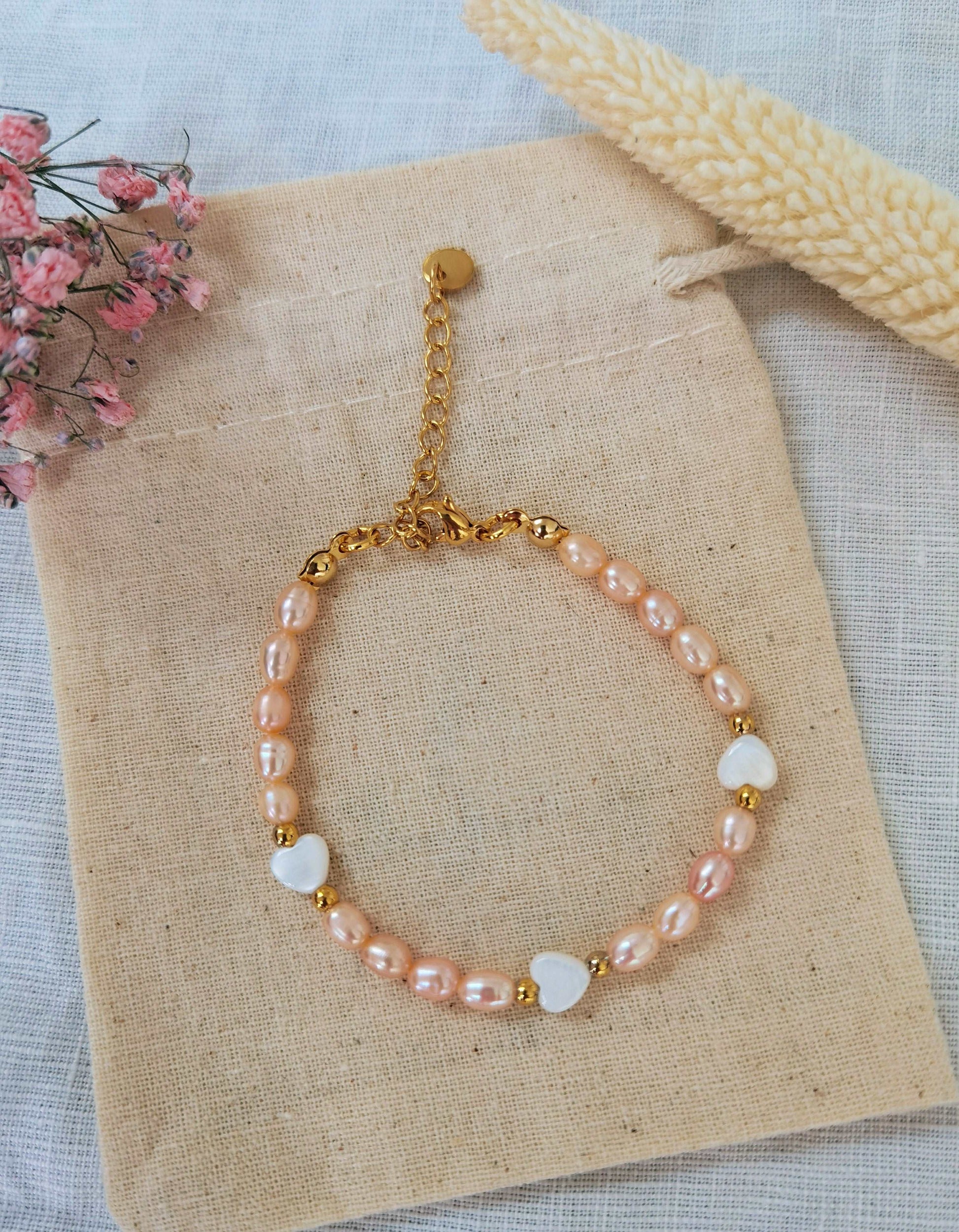 Armband mit rosa Süßwasserperlen und weißen Herzchen