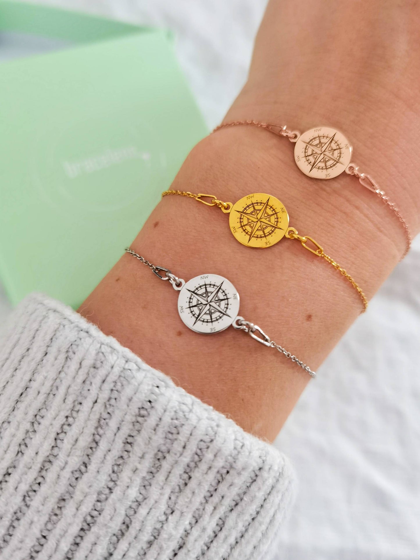 Tragefoto Kompass Armband Damen in silber, gold und roségold an einem Arm dargestellt