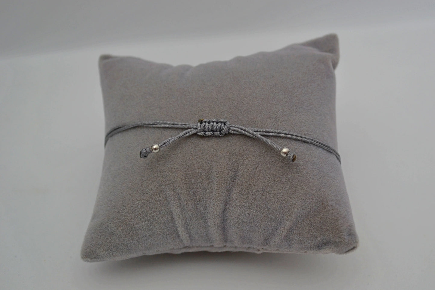 Makramé Verschluss graues Armband mit silbernen Perlen