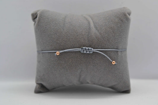 Makramee Verschluss graues Armband mit roségoldenen Perlen