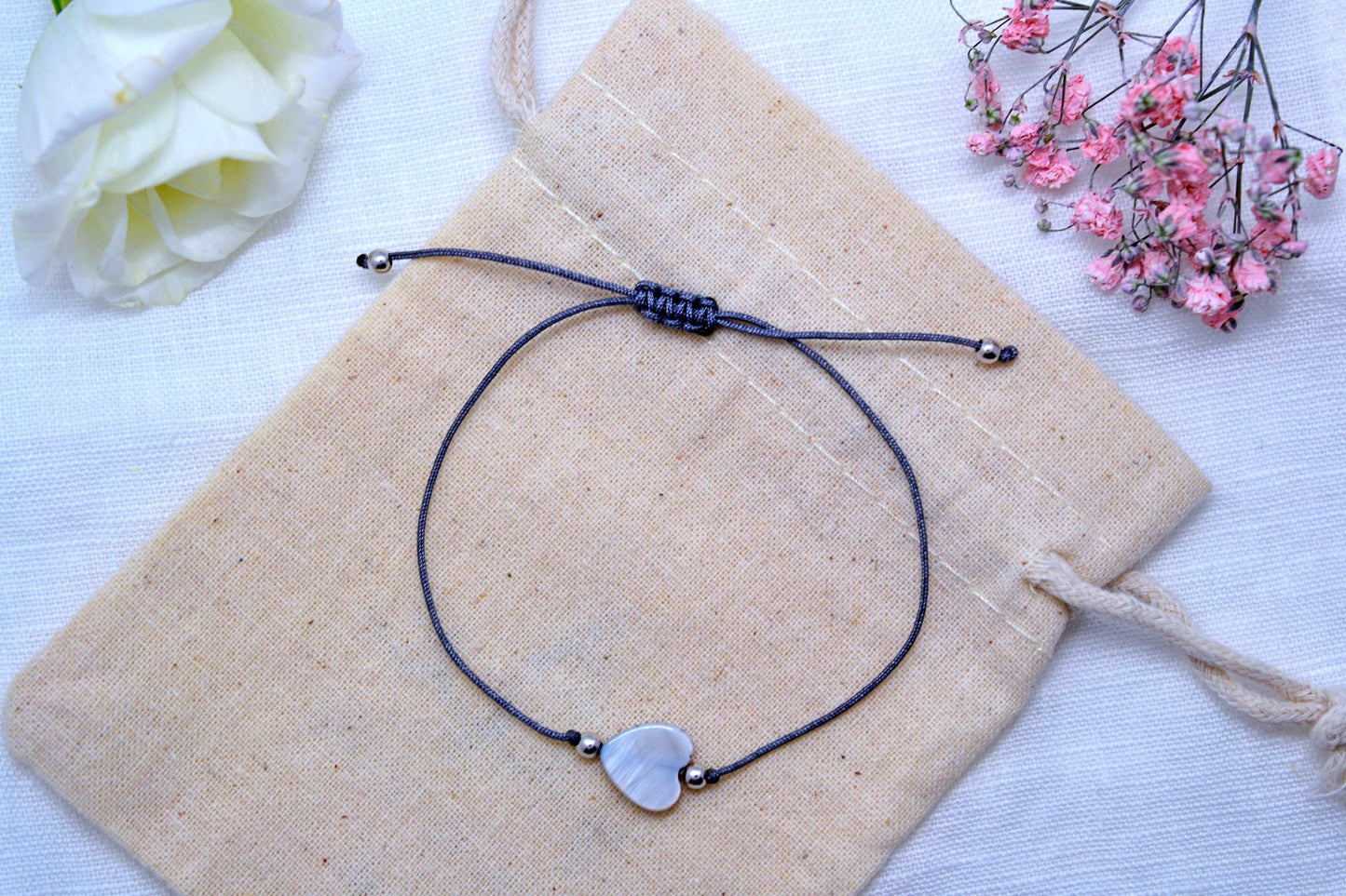 Muschel Herz Armband mit einem grauen Band und silbernen Perlen