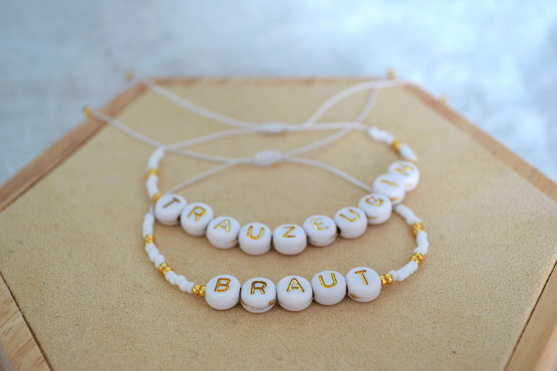 Perlenarmbänder für Braut und Trauzeugin in gold weiß