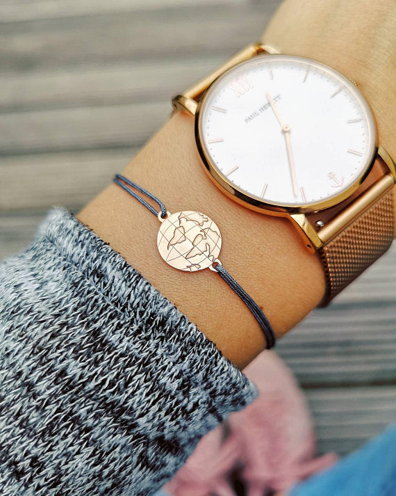 Tragefoto Weltkarte Armband roségold mit grauem Band und roségoldene Uhr