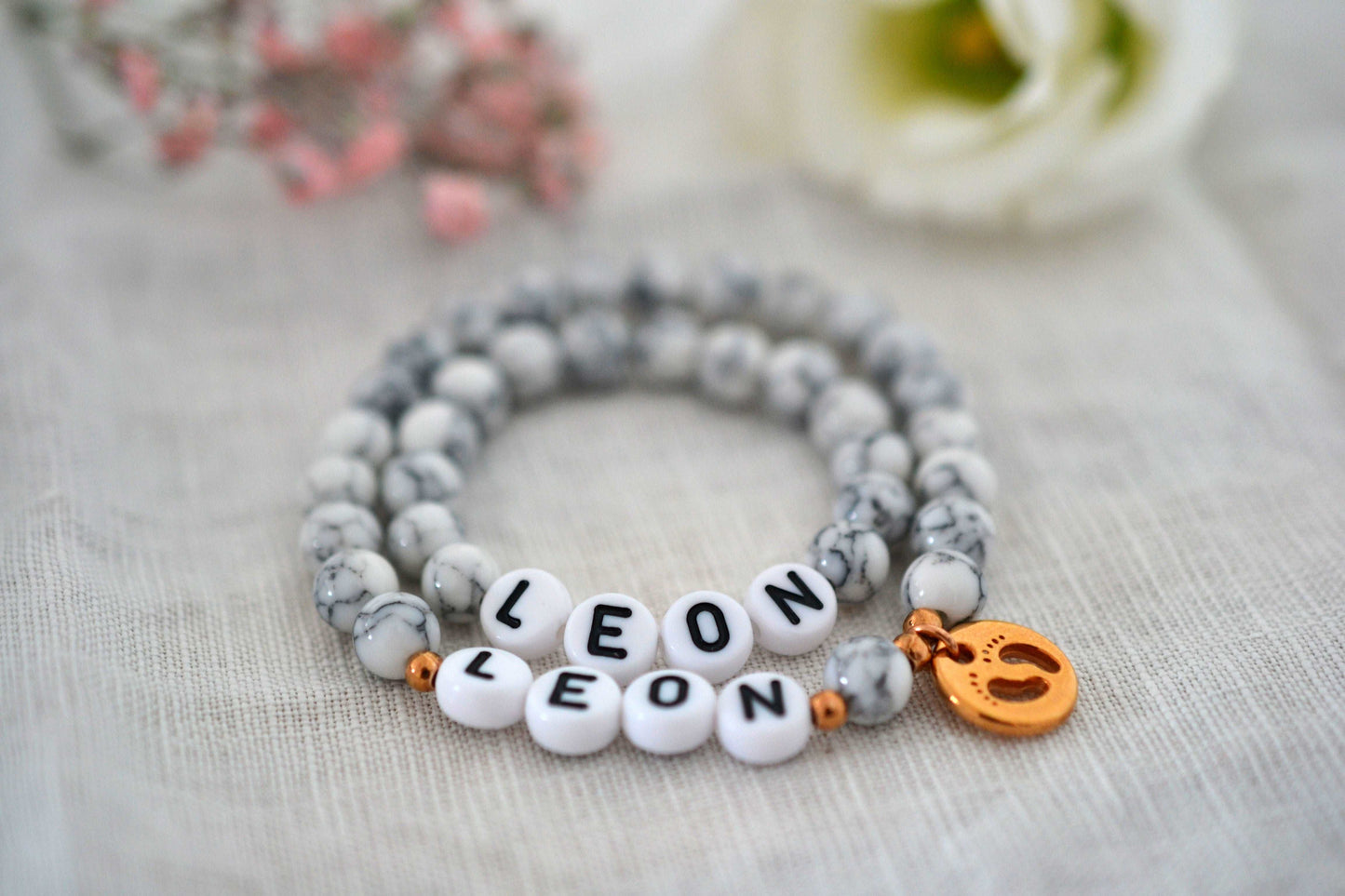 Personalisiertes Mutter Kind Armband Set in Marmoroptik - Mama Armband mit roségoldenen Perlen und einem Babyfüßchen Anhänger