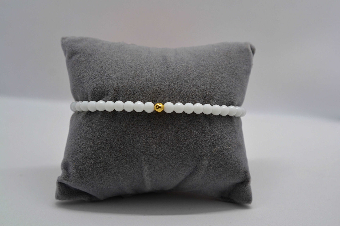 Perlenarmband in weiß und gold - Darstellung der Rückseite des personalisierten Namensarmbands
