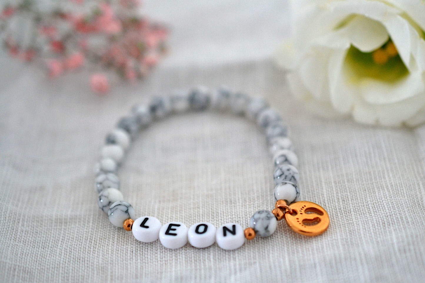 Personalisiertes Armband zur Geburt mit Babyfüßchen Anhänger und Perlen in Marmoroptik