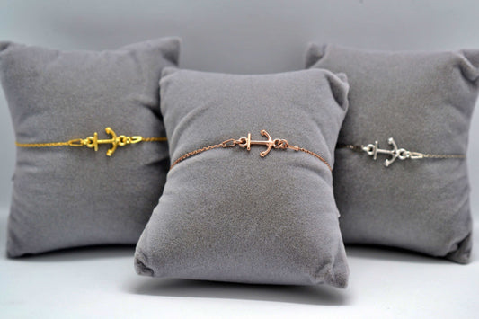 Anker Armkettchen roségold, gold und silber jeweils auf grauen Schmuckkissen