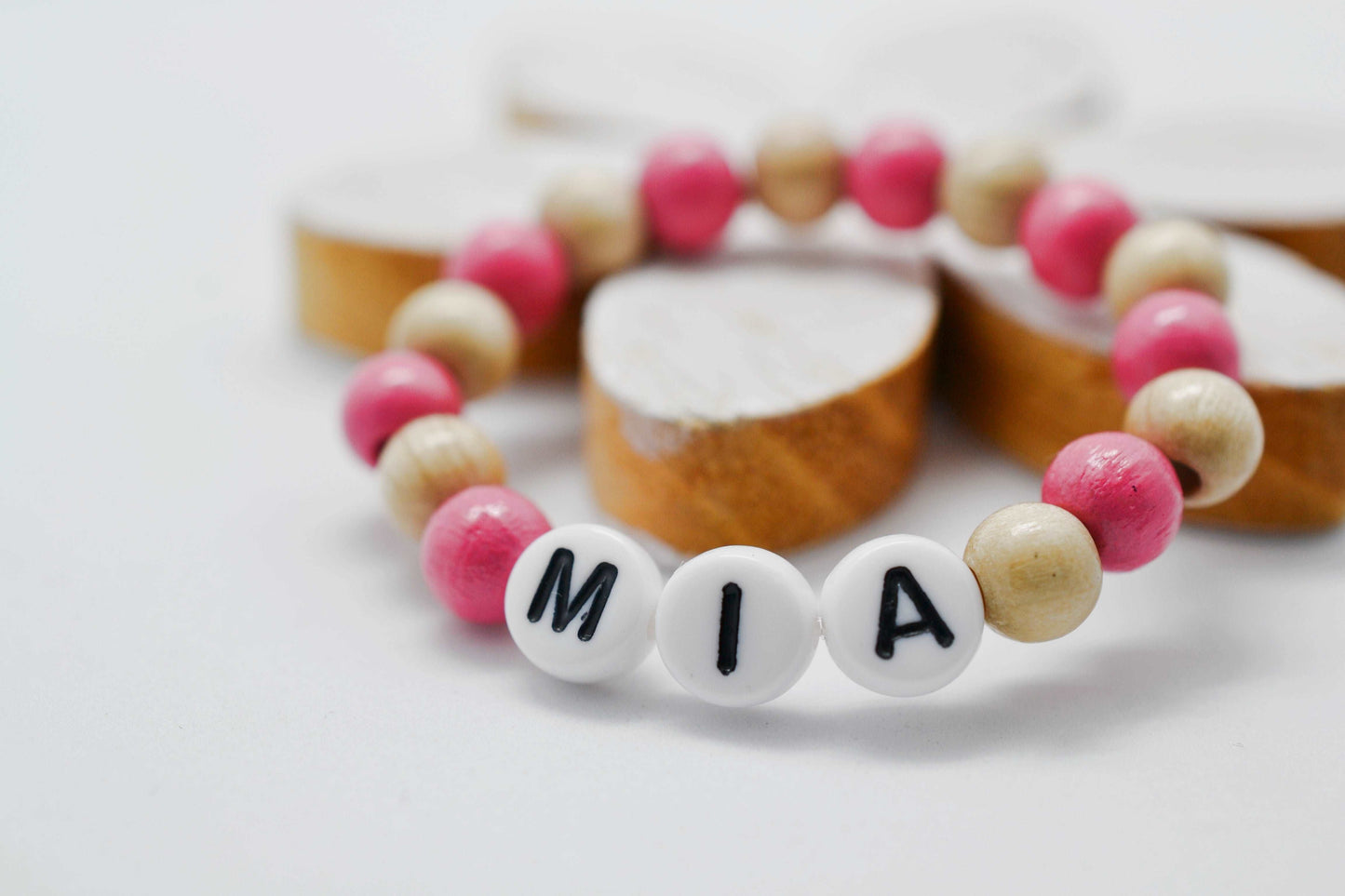 Baby Armband mit Namen "Mia" und Holzperlen in Natur und rosa