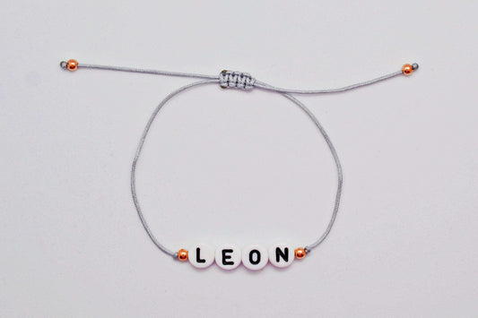 Personalisiertes Namensarmband mit Namen "Leon" mit grauem Band und roségoldenen Perlen