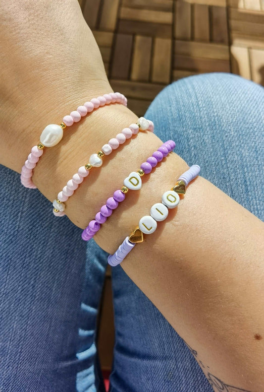 Tragefoto vier verschiedene Perlenarmbänder