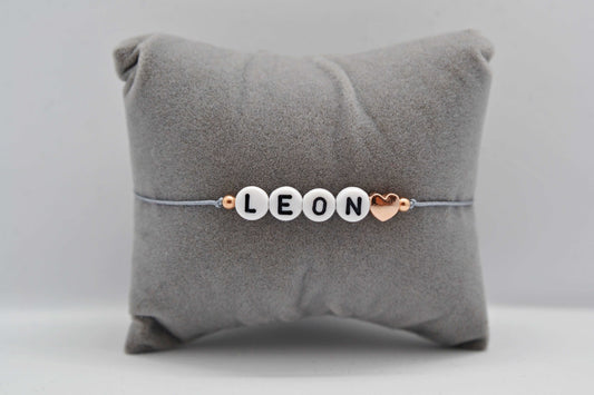 Personalisiertes Buchstaben Armband mit Herzperle in roségold und dem Namen Leon - Ideal als Armband zur Geburt