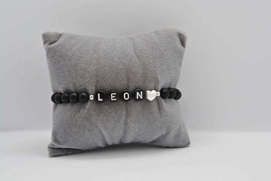 Personalisiertes Armband mit der Aufschrift "Leon" mit matt schwarzen Jadeperlen und einem Herz aus 925 Sterling Silber - Geschenkidee für Mamas