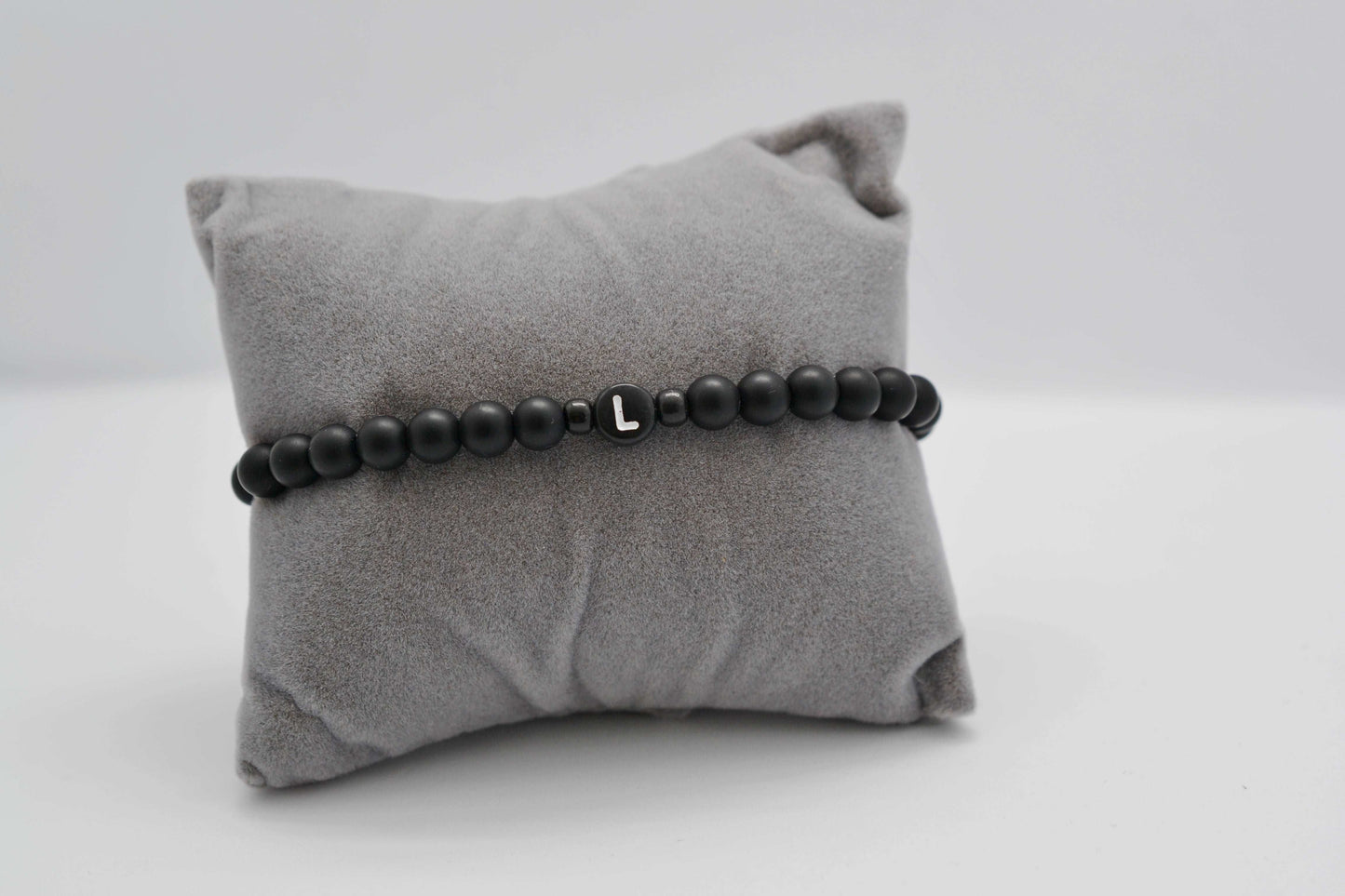 Personalisiertes Buchstabenarmband in schwarz - schlicht und perfekt als Armband für Papas