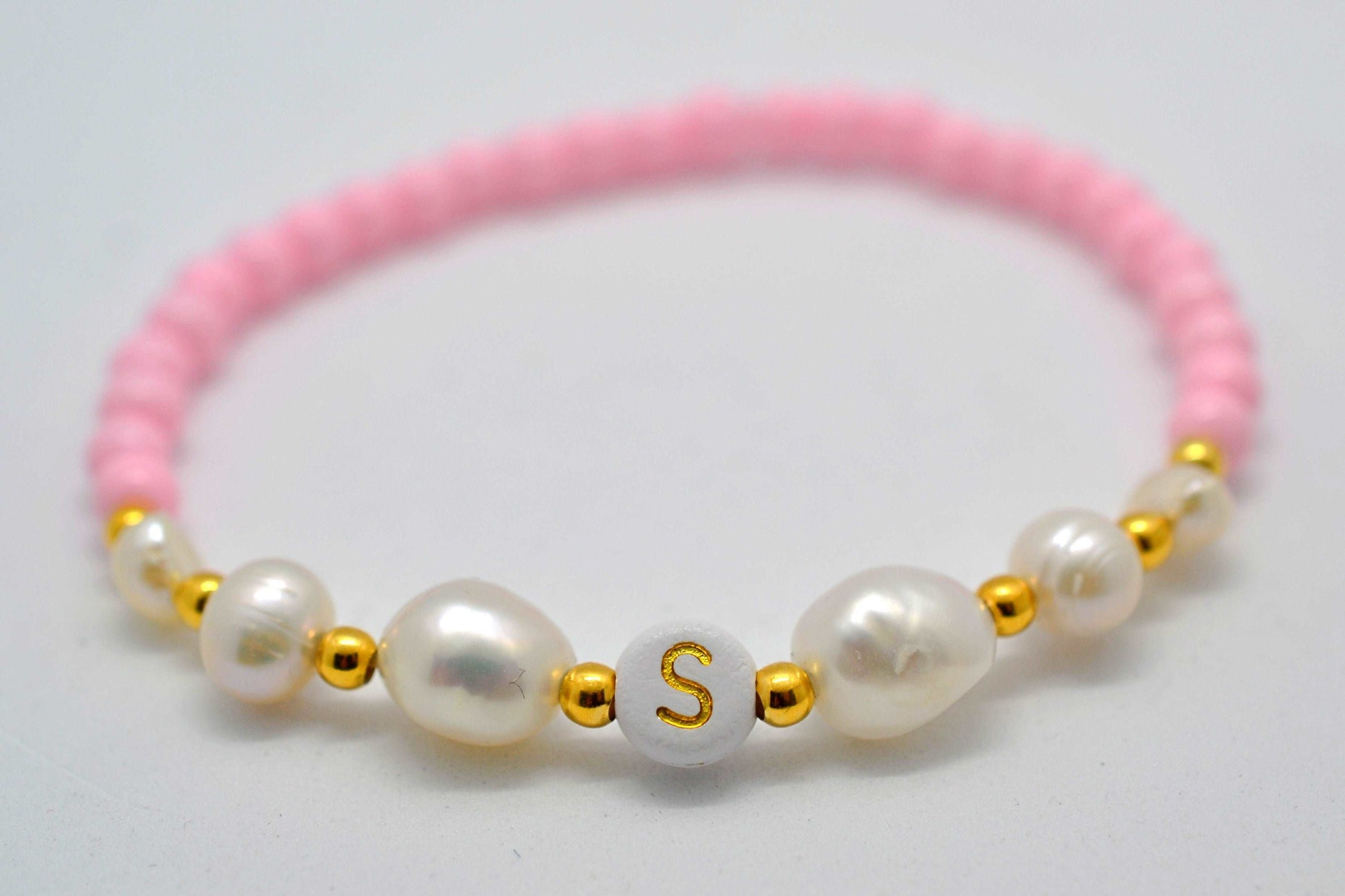 Personalisiertes Armband mit goldenen Akzenten mit Buchstaben "S", Süßwasserperlen und rosa Glasperlen