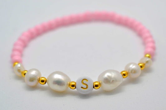 Personalisiertes Armband mit goldenen Akzenten mit Buchstaben "S", Süßwasserperlen und rosa Glasperlen
