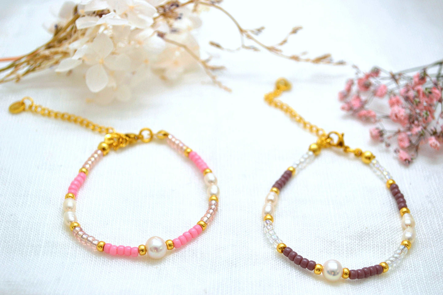 Buntes Perlenarmband mit Süßwasserperlen in rosa und lila