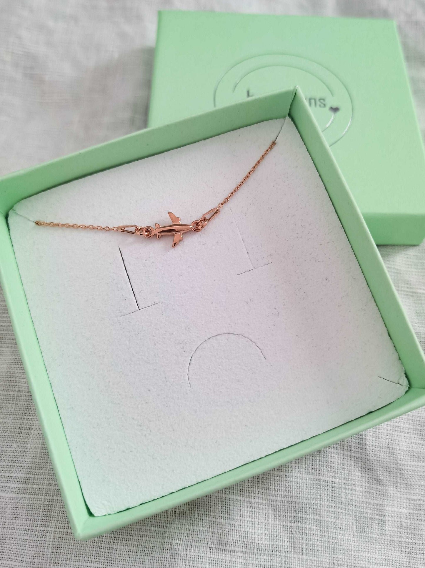 Roségoldenes Flugzeug Armband in mintgrüner Schmuckschachtel