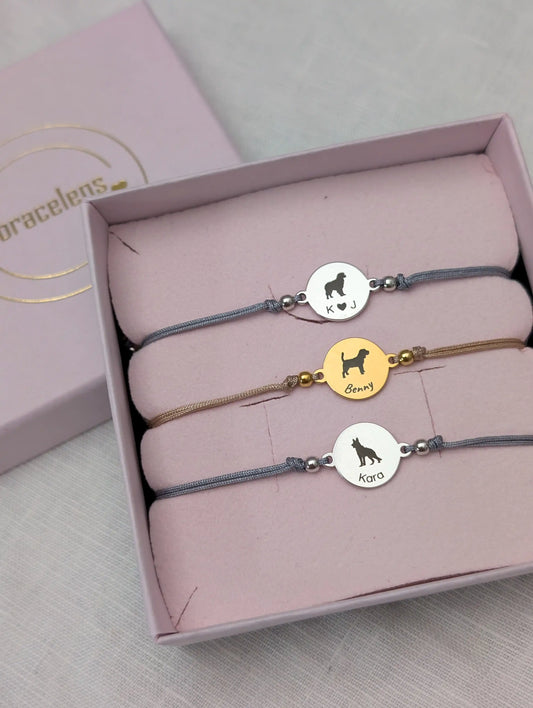 Drei gravierte Hundearmbänder in einer rosa Schmuckschachtel mit bracelens Logo
