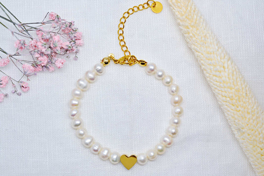Süßwasserperlenarmband mit einem goldenen Edelstahl Herz