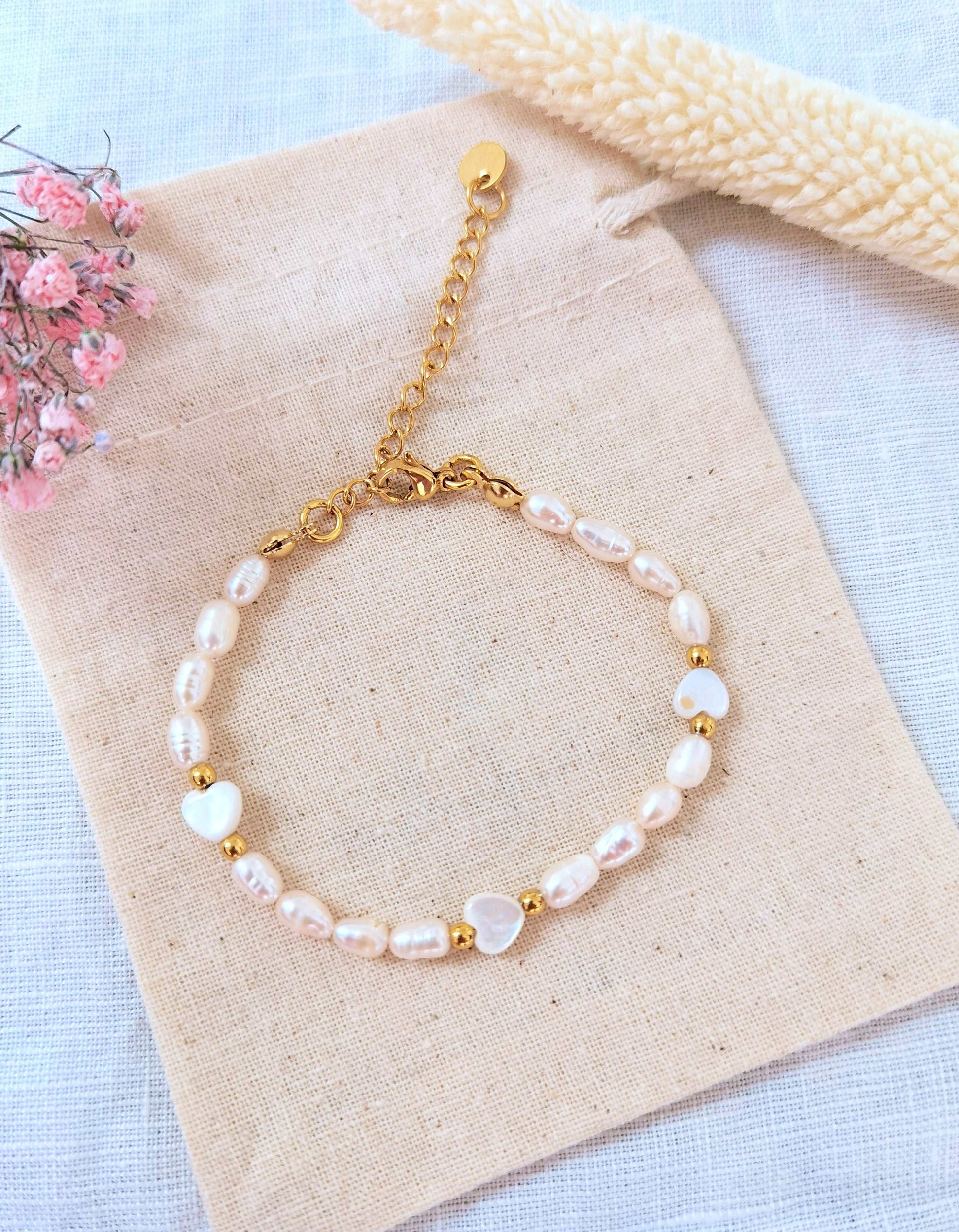 Weißes Süßwasserperlenarmband mit drei kleinen Perlmutt Herzen