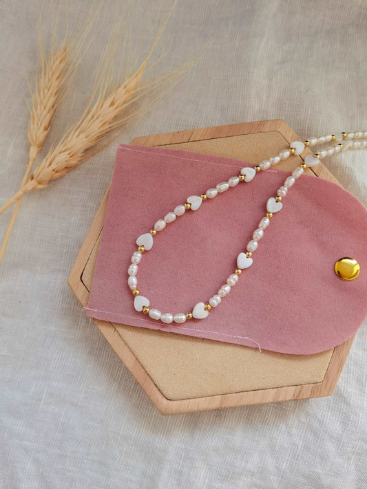 Süßwasserperlen Kette mit kleinen Herzen und goldenen Perlen