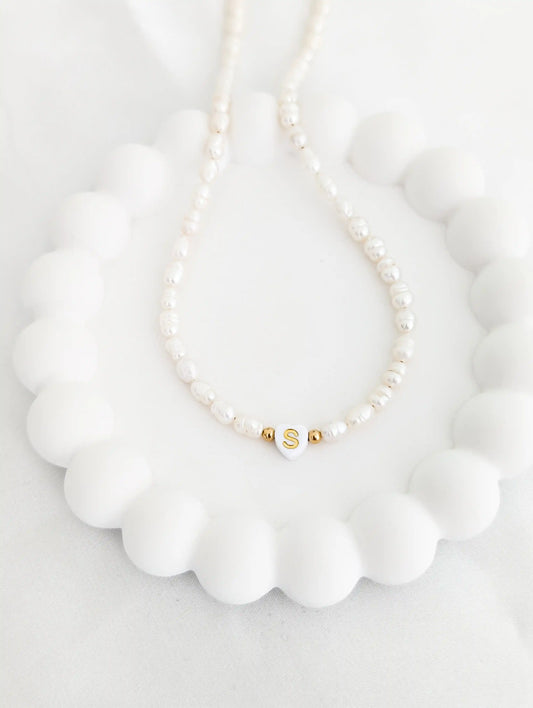 Buchstabenkette mit weißen Süßwasserperlen und einer herzförmigen Perlen mit einem goldenen "S" - Geschenke für Frauen