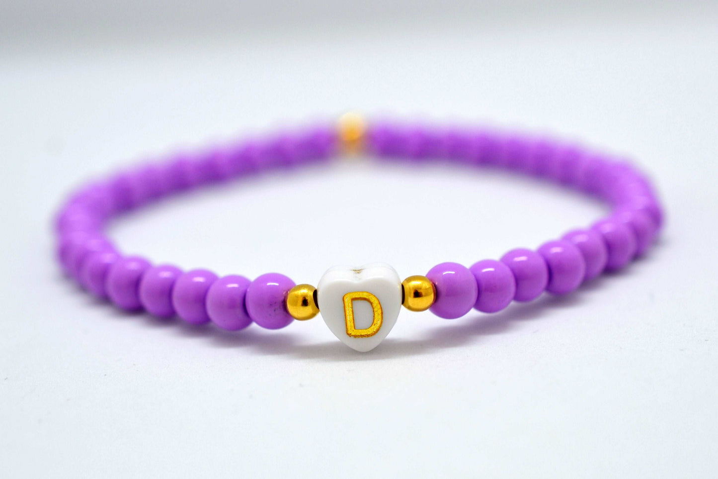 Initialenarmband mit bunten Glasperlen