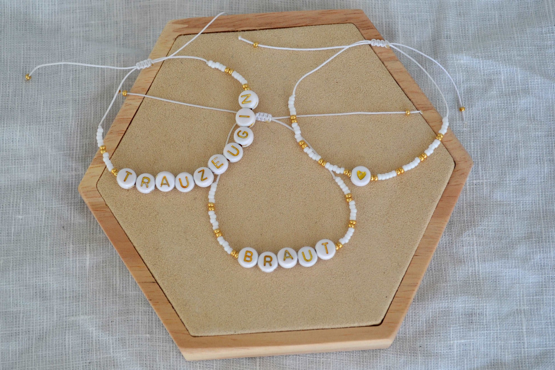 3 JGA Armbänder für Braut, Trauzeugin und das Braut Team auf einem Holz Sechseck