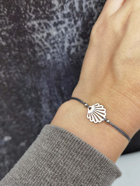 Tragefoto Jakobsmuschel Armband silber mit grauem Band
