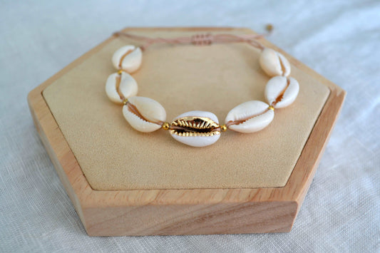 Kauri Muschel Fußkette mit goldenen Akzenten