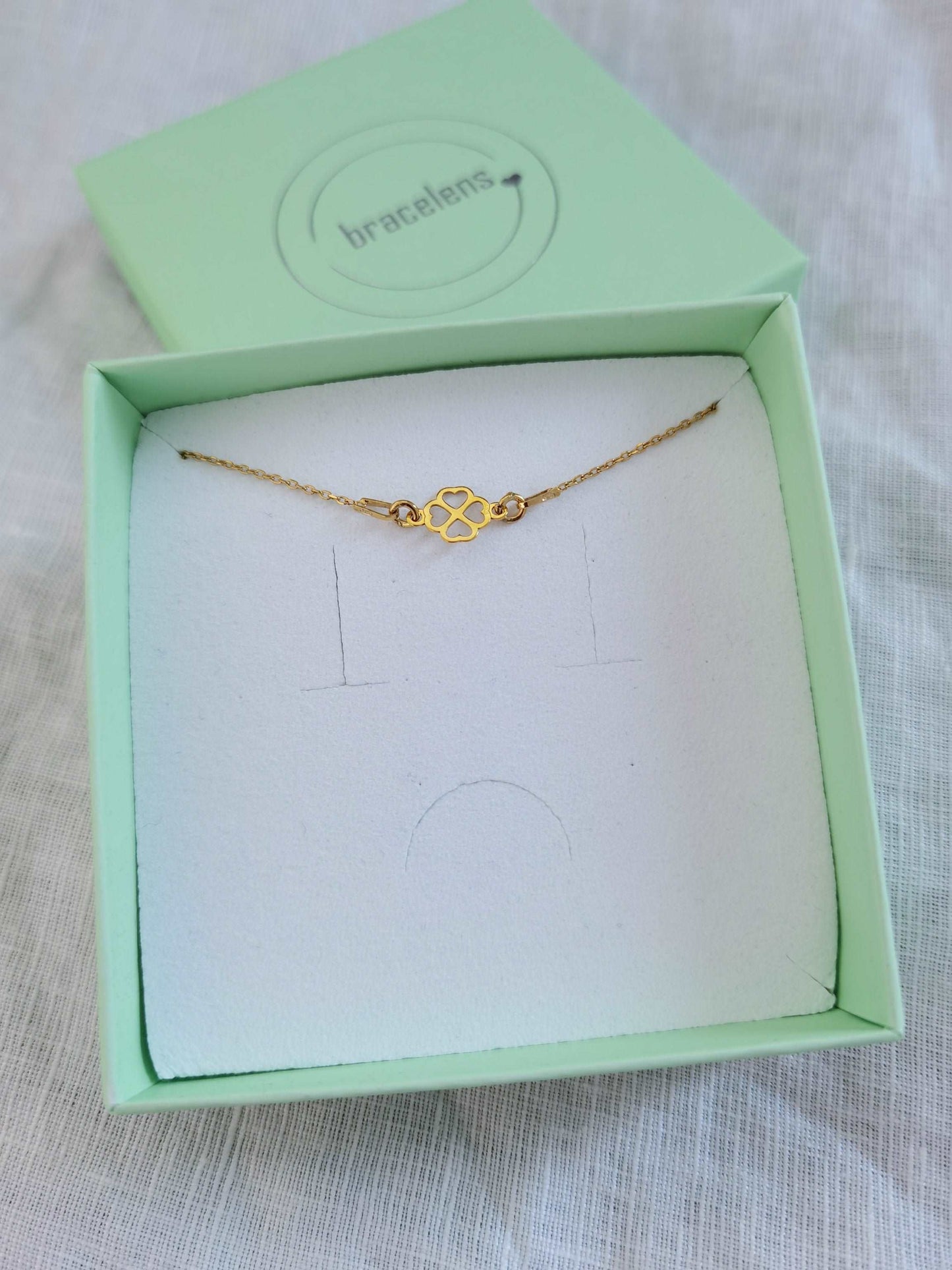 goldenes Kleeblatt Armband in mintgrüner Schmuckschachtel