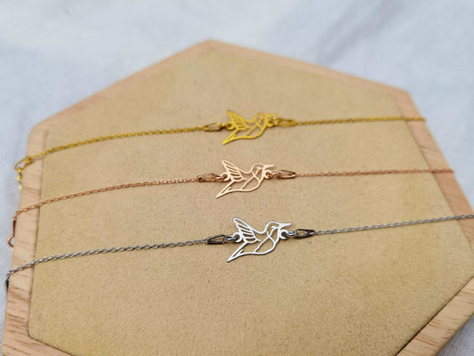 Kolibri Armkettchen in silber, roségold und gold auf einem Holz Sechseck