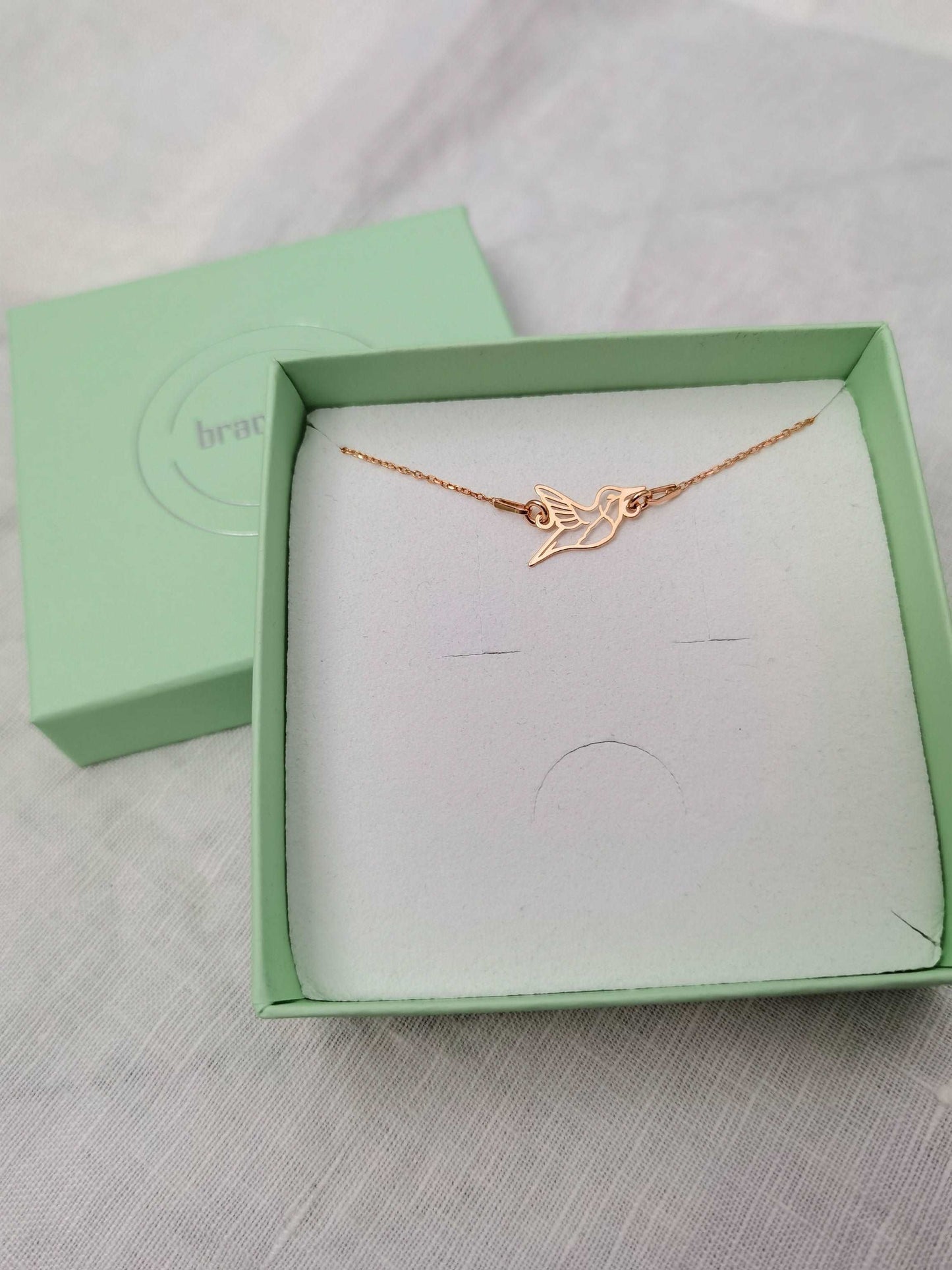 Roségoldenes Kolibri Armband in mintgrüner Schmuckschachtel