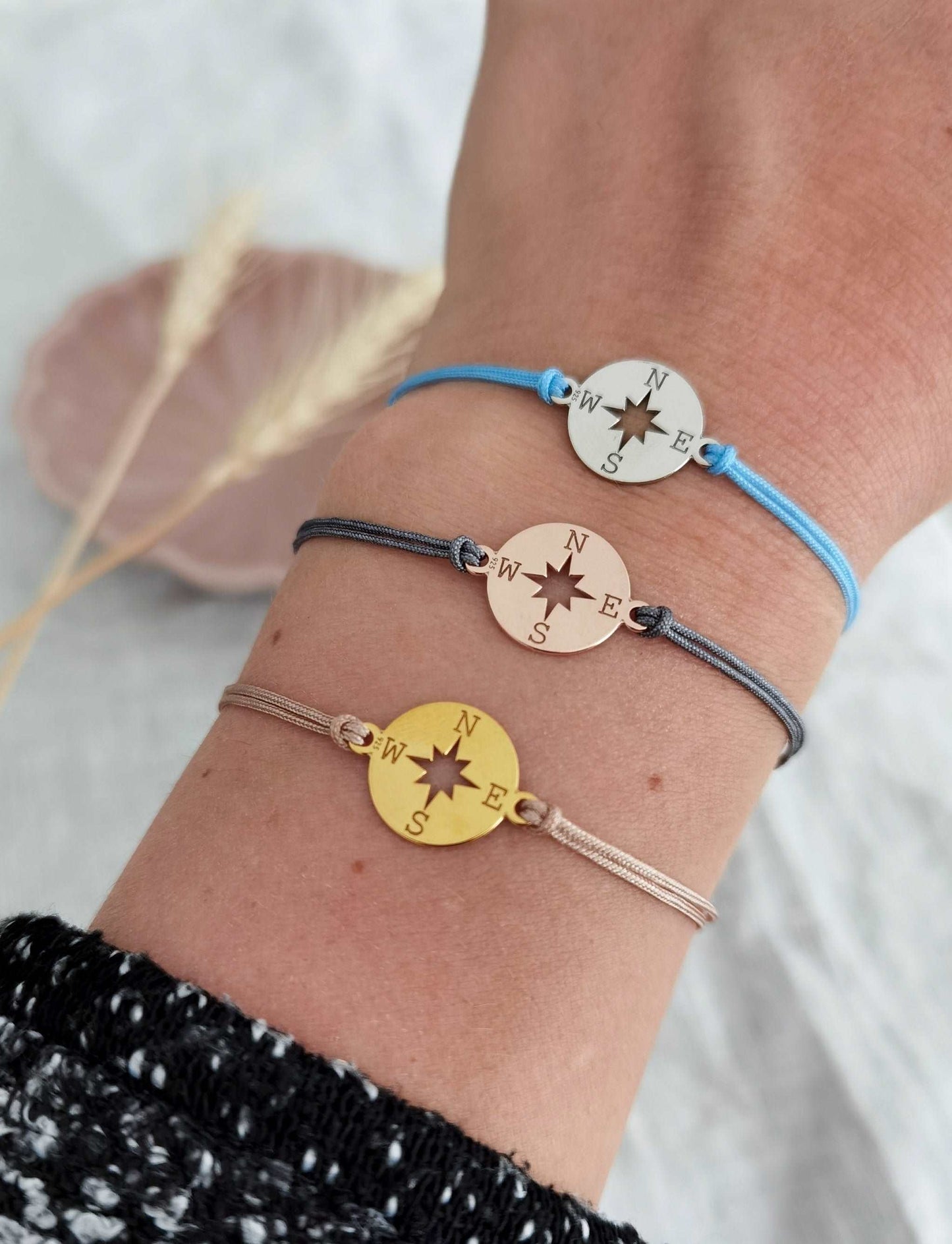 Tragefoto Kompass Armband in gold mit beigem Band, roségold mit grauem Band und silber mit hellblauem Band