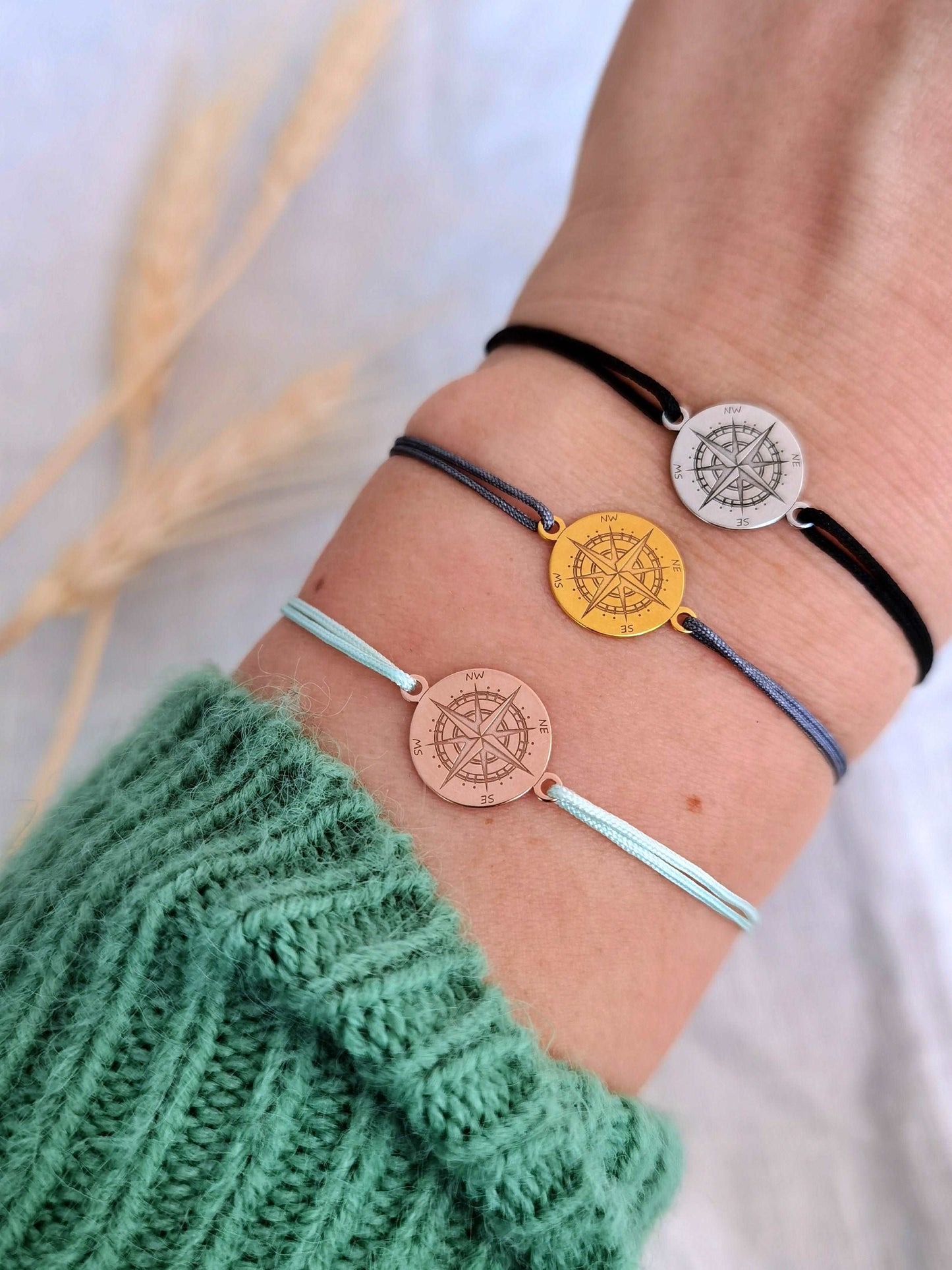 Tragefoto Kompass Armband roségold mit mintgrünem Band, gold mit grauem Band, silber mit schwarzem Band