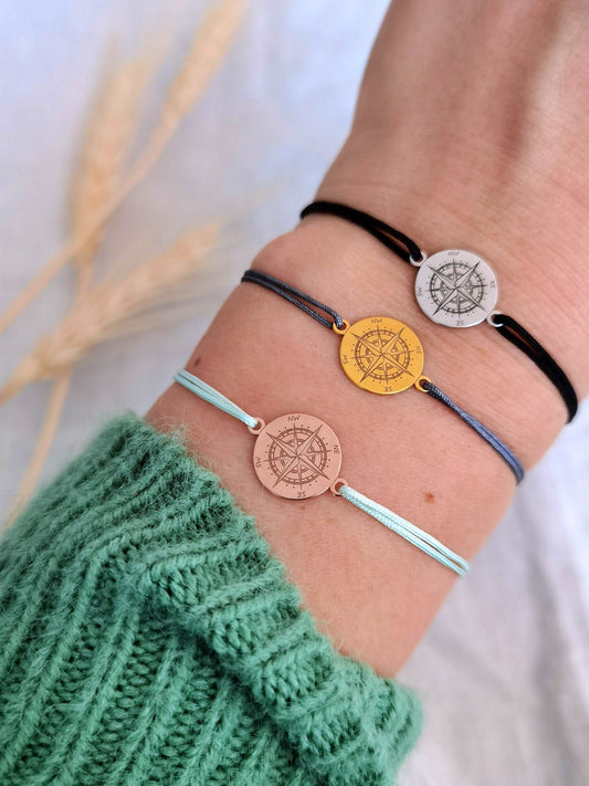 Tragefoto Kompass Armband roségold mit mintgrünem Band, gold mit grauem Band, silber mit schwarzem Band