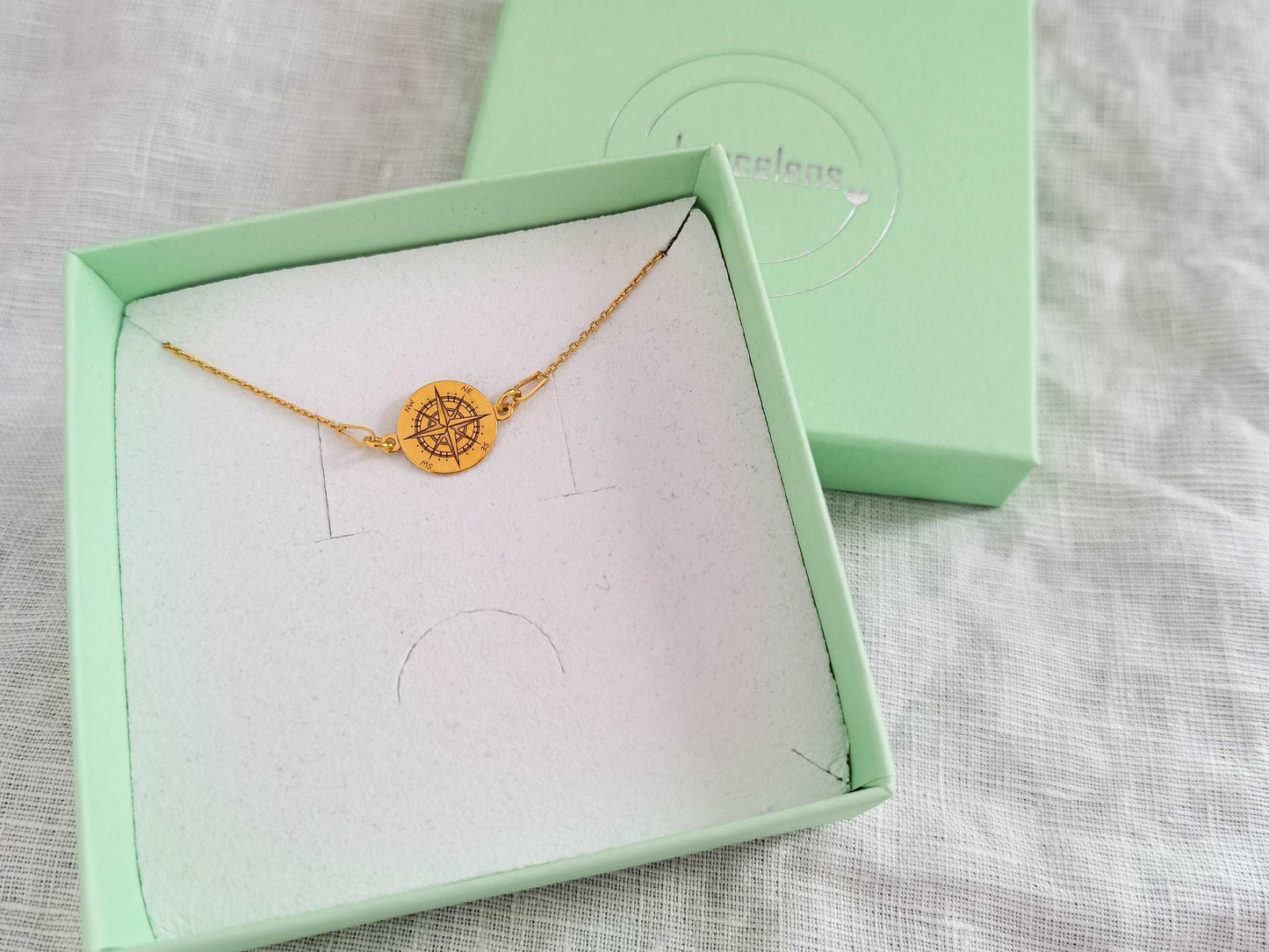 Goldenes Kompass Armband Damen in mintgrüner Schmuckschachtel