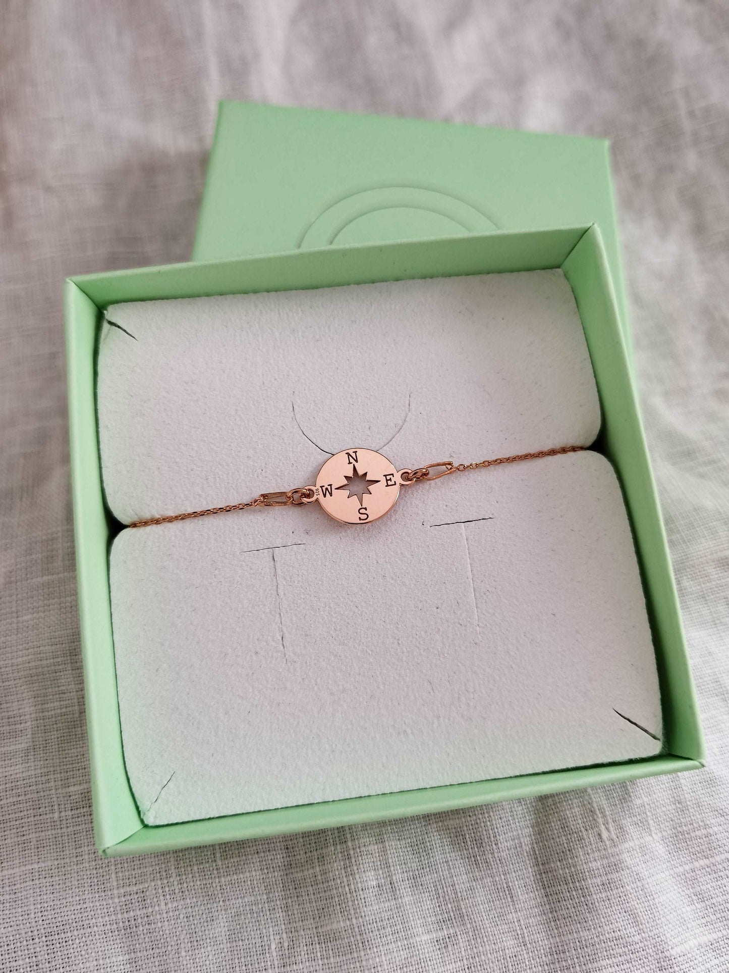 Roségoldene Kompass Armkette in mintgrüner Schmuckschachtel
