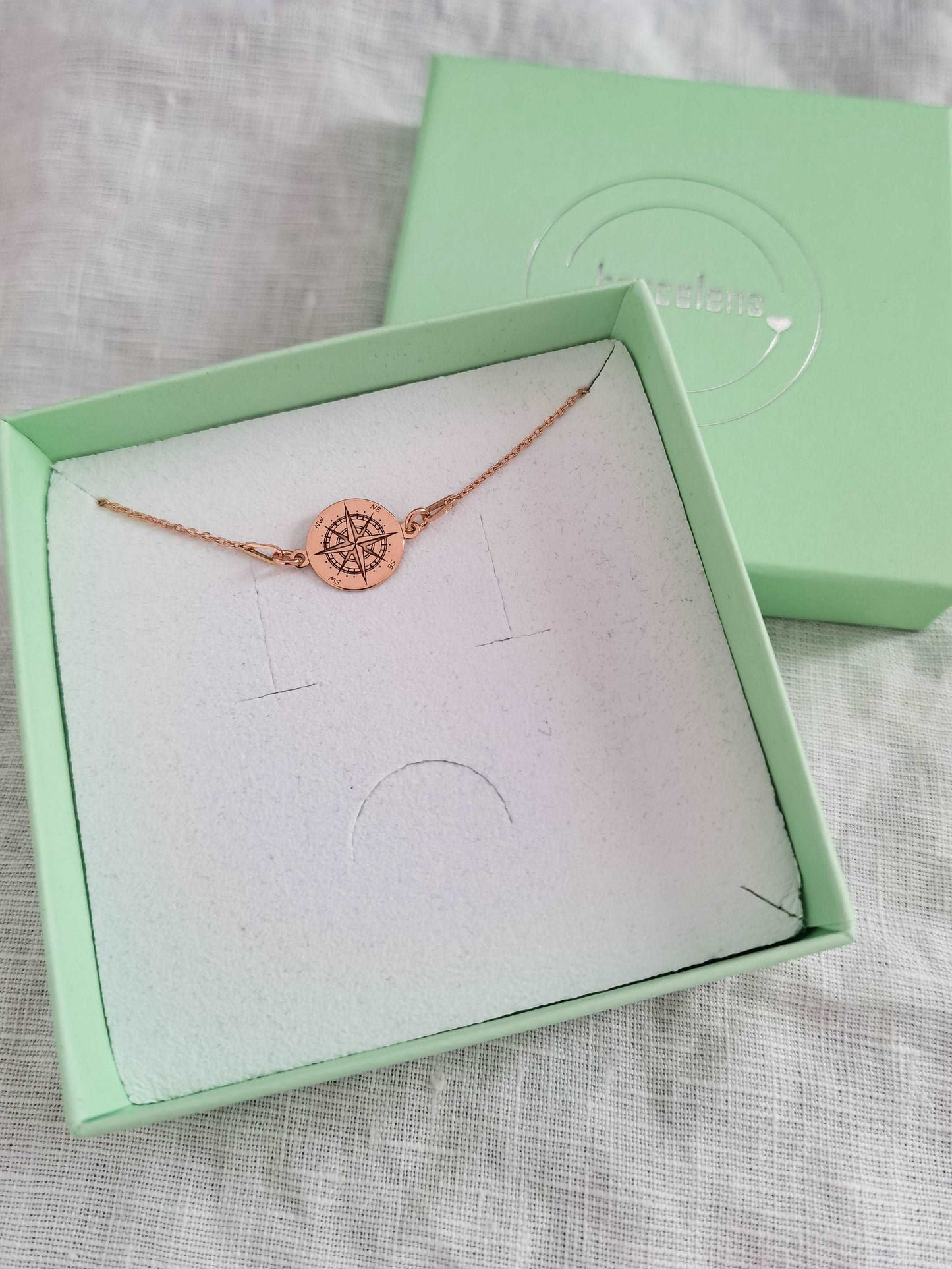 Roségoldenes Kompass Armband Damen in mintgrüner Schmuckschachtel
