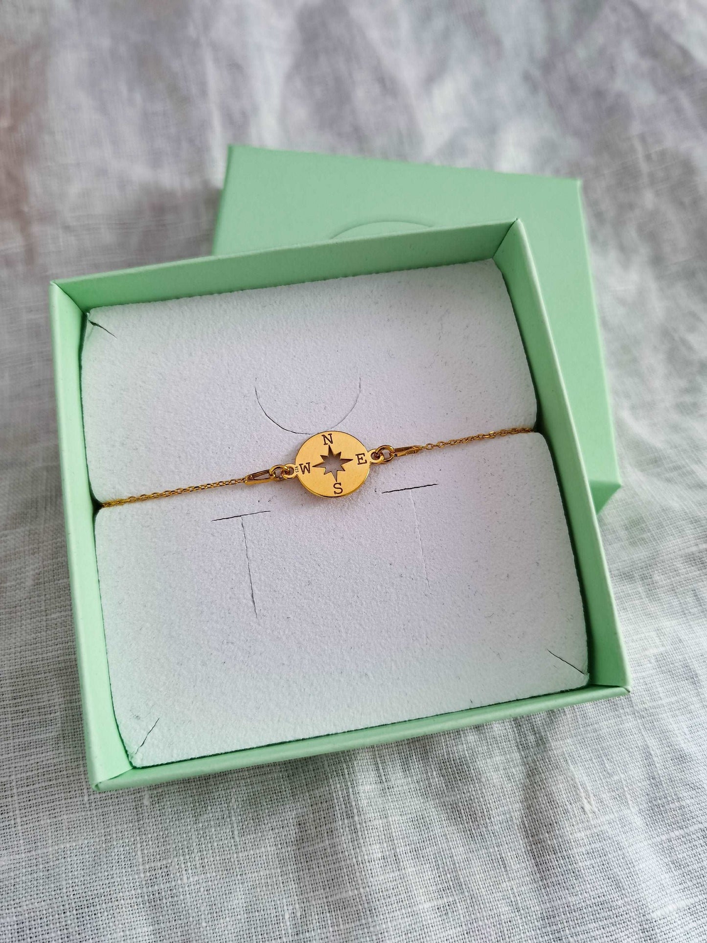 Goldenes Kompass Armband in mintgrüner Schmuckschachtel