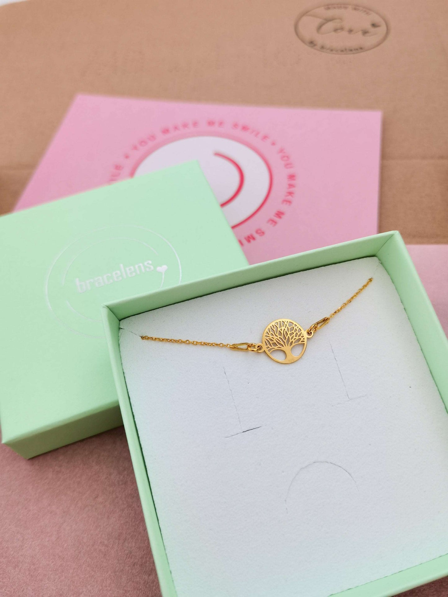 Goldenes Lebensbaum Armband in mintgrüner Schmuckschachtel