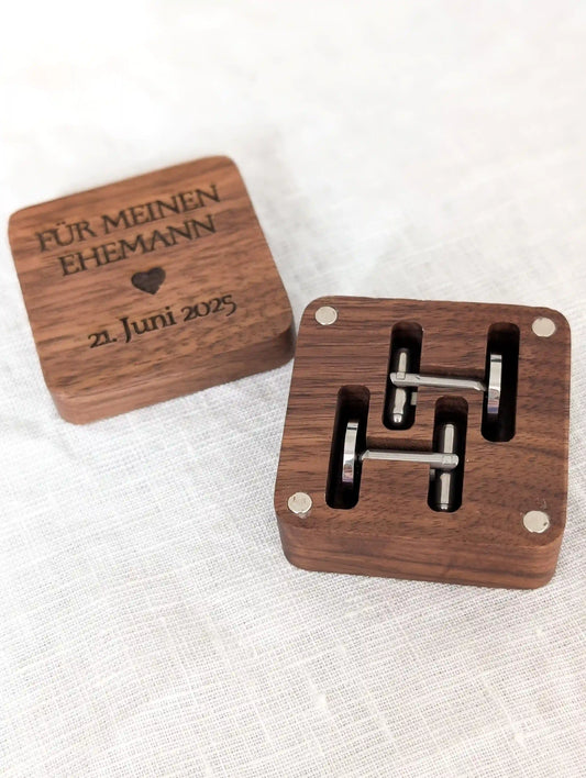 Personalisierte Edelstahl-Manschettenknöpfe in einer gravierten Holzbox mit der Aufschrift ‚Für meinen Ehemann – 21. Juni 2025‘, hochwertige Geschenkbox für Bräutigam oder Hochzeit.