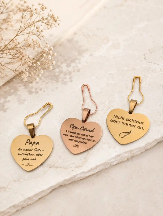 Gravierter Herzanhänger für den Brautstrauß in Gold und Roségold als Memorial Charm Hochzeit